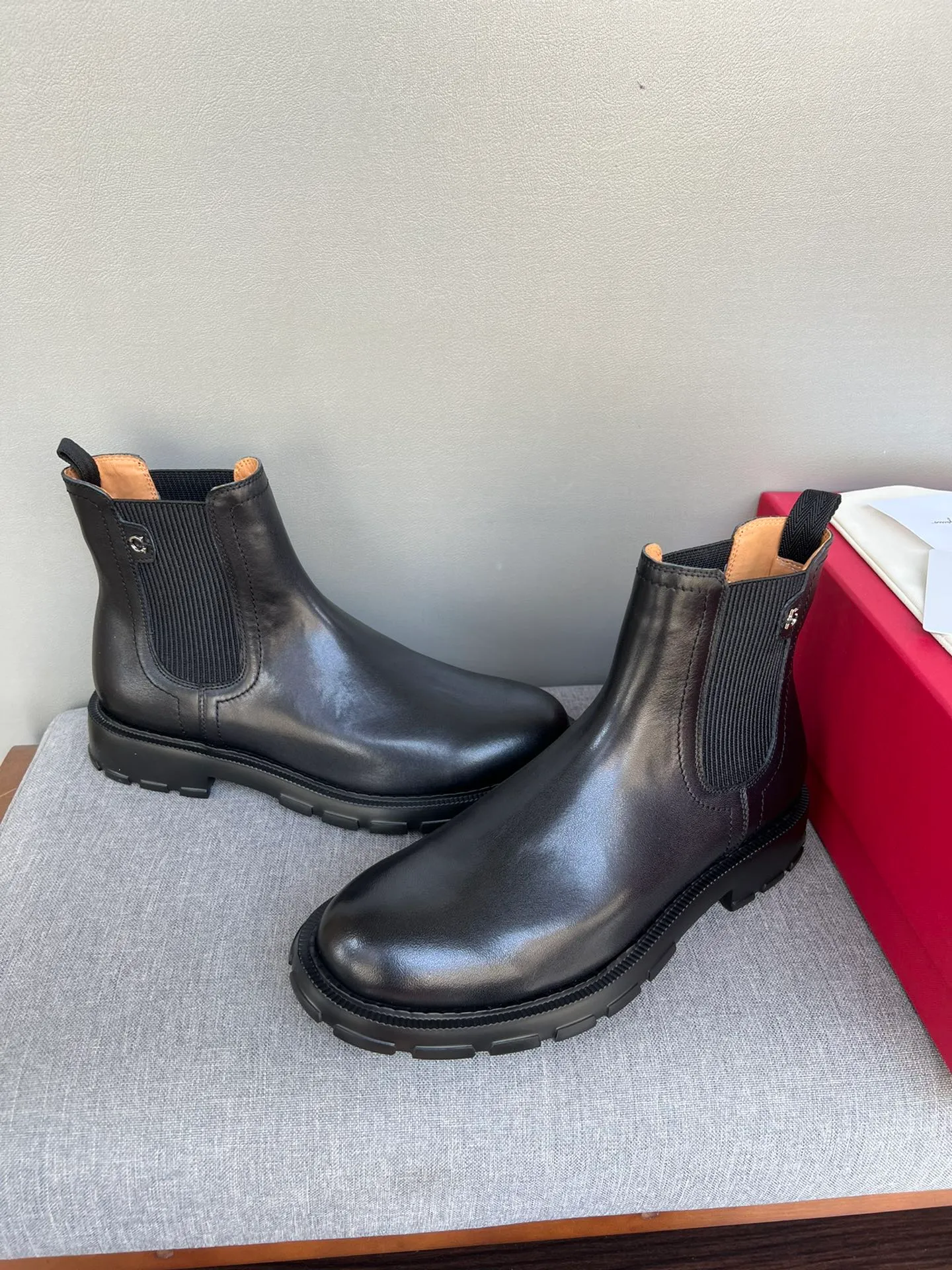 [Ferragamo] Top P: 1000💰 Number of yards: 39~44 (38.45 custom-made, non-refundable) Ferragamo winter series, original 1:1 development, casual men's short boots, original quality, exclusive new Ferragamo autumn and winter new high-top men's shoes, exquisite hand-stitching, workmanship details comparable to counters, imported calfskin upper, cowhide lining, original foam outsole.